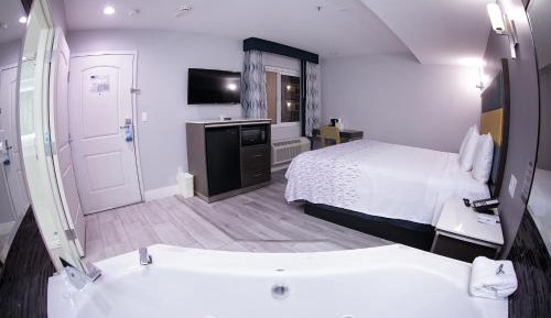 Deluxe King Suite - Non-Smoking