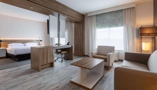King Room, Mobility Accessible, Roll-in Shower, Non-Smoking