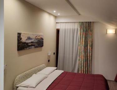Deluxe Double or Twin Room with Mountain View