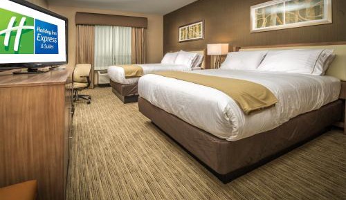 Queen Suite with Two Queen Beds and Additional Living Area