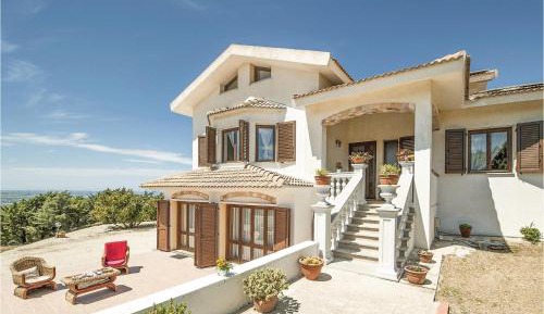 Three-Bedroom Holiday Home 