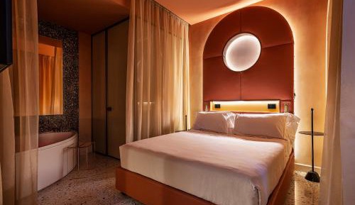 Queen Suite with Spa Bath