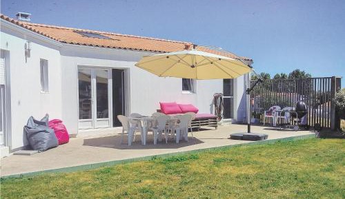 Three-Bedroom Holiday Home 