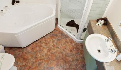 Two-Bedroom Apartment with Spa Bath