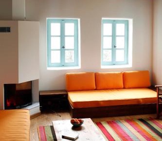 Split-Level One-Bedroom Apartment with Fireplace