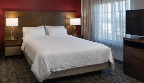 One-Bedroom Queen Suite