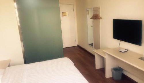 Comfortable Queen Room