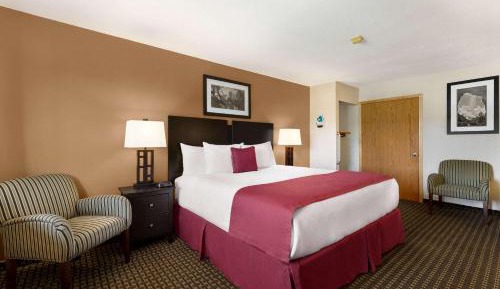 King Room with Bath Tub - Mobility Accessible/Non-Smoking