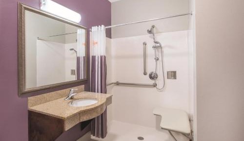 King Room with Bath Tub - Mobility Accessible/Non-Smoking