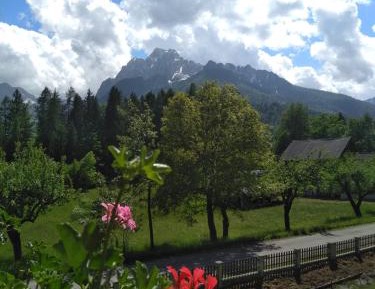 Comfort Three-Bedroom Apartment with Balcony and Mountain View