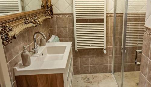 One-Bedroom Apartment I