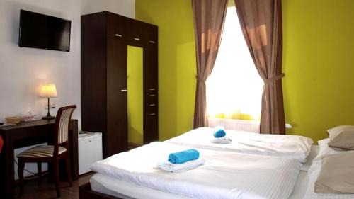 Basic Triple Room with Shared Bathroom