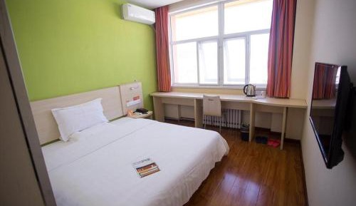 Comfortable Queen Room