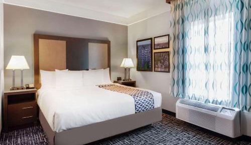 King Room with Roll-In Shower - Mobility/Hearing Accessible - Non-Smoking