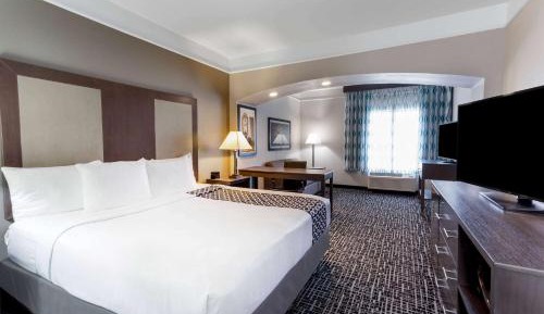 King Room with Roll-In Shower - Mobility/Hearing Accessible - Non-Smoking