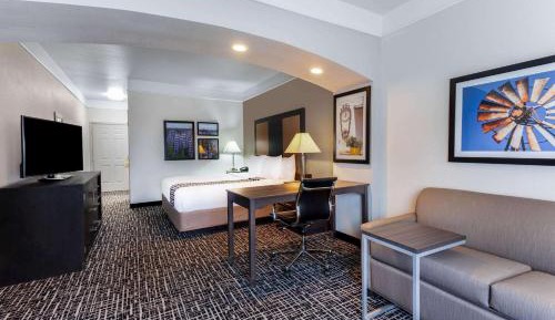 Deluxe King Suite with Bath Tub -  Mobility/Hearing Access - Non-Smoking