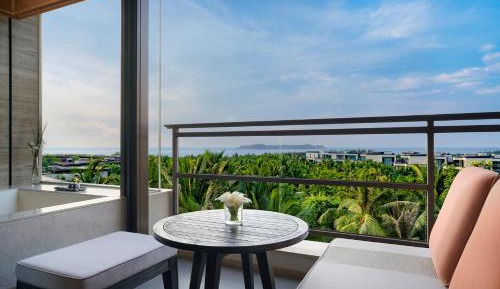 Deluxe King Room with Ocean View