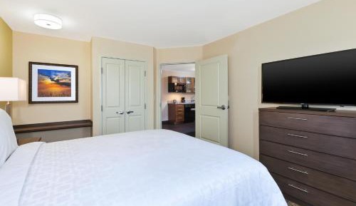 One-Bedroom Queen Suite