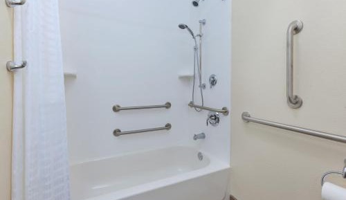 Queen Studio Suite with Bath Tub - Mobility Accessible - Non-Smoking