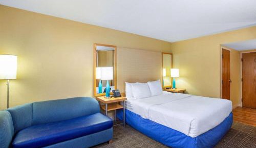 Deluxe King Room - Non-Smoking