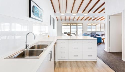 Three-Bedroom Apartment Ocean Front U/Stairs 