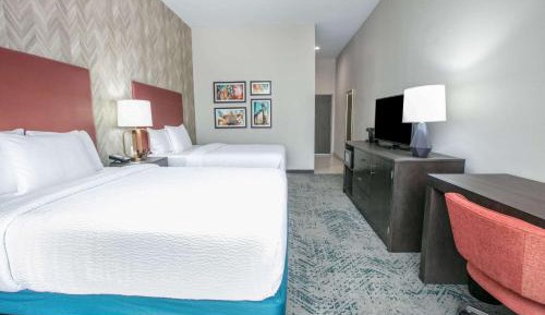Queen Room with Two Queen Beds and Bath Tub - Mobility/Hearing Access - Non-Smoking