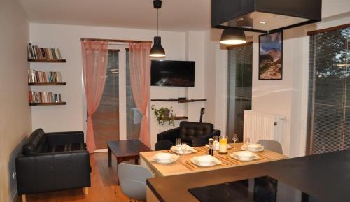 Apartment with Mountain View