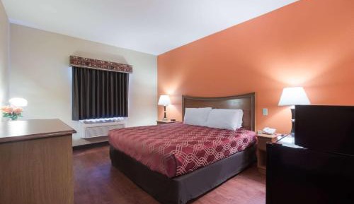 Accessible King Room With Bathtub