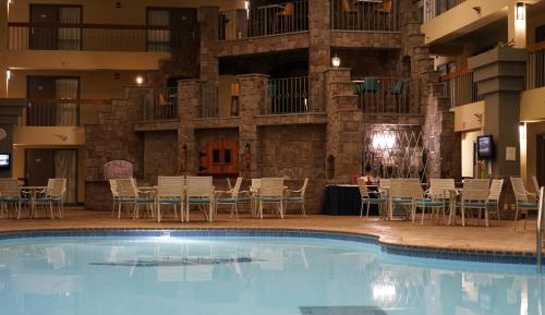 King Room with Pool View - Non-Smoking