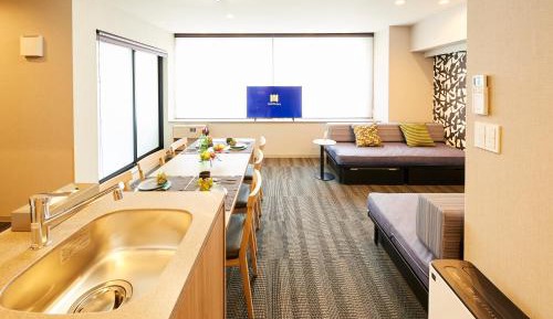 Grand Family Room with Washing Machine