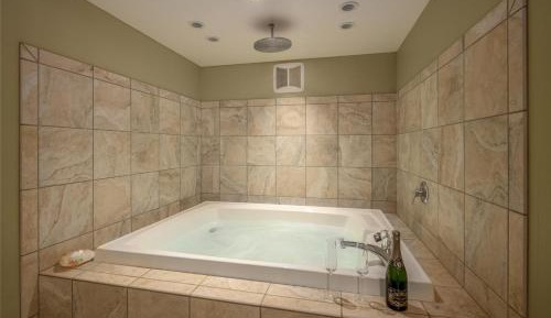 Deluxe Suite with Spa Bath - Garden Suite