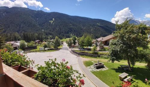 Apartment with Mountain View