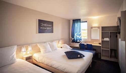 Quadruple Room (1 double bed, 1 single bed, 1 child bed (70/63 in))