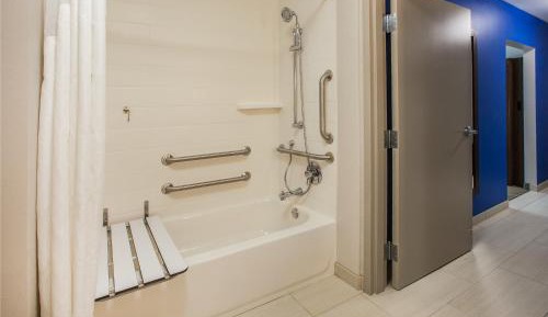 Standard Queen Room with Two Queen Beds and Mobility Accessible Tub