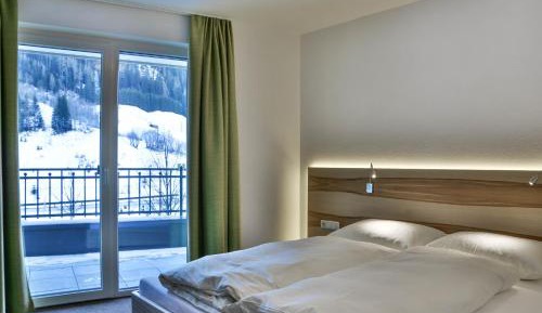 Three-Bedroom Apartment with Terrace (6 Adults)