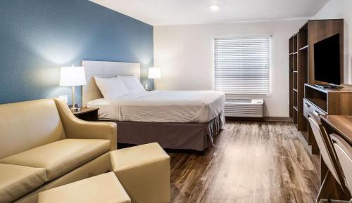 Standard Queen Room with Sofa Bed - Non-Smoking