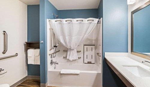 Queen Room with Tub and Sofa Bed - Disability Access/Non-Smoking