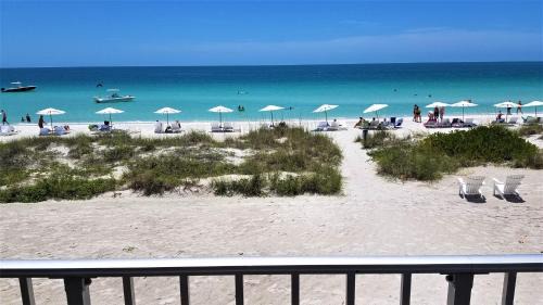 Beachfront One bedroom - 2 Queens