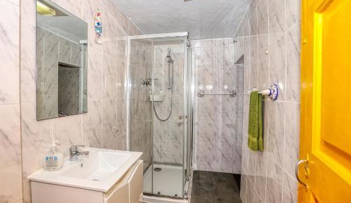 Single Room with Shared Bathroom