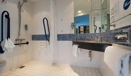 Standard Twin Room with Free Hot Breakfast - Accessible