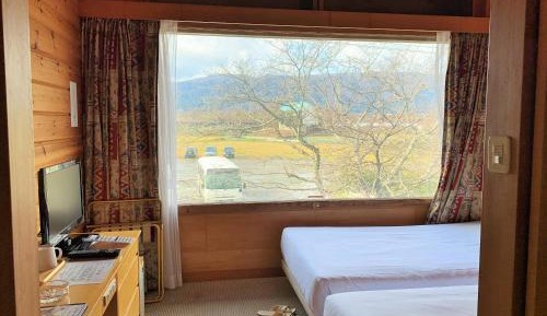 Economy Twin Room with Mountain View