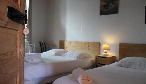 Basic Triple Room with Shared Bathroom