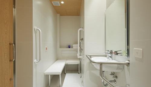 Accessible, 1 bed Queen
