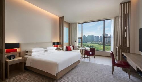 King Room with City View - Club Access