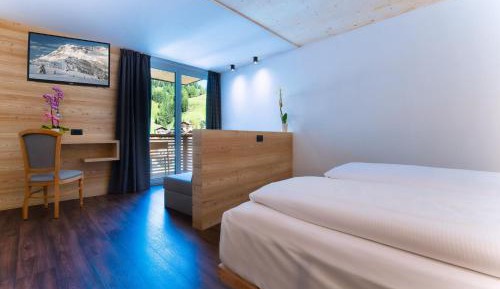 Deluxe Double or Twin Room with Mountain View