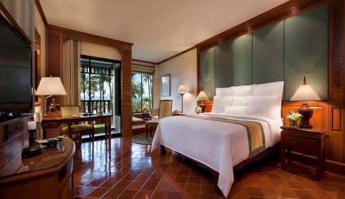 Deluxe Garden Sea, Guest room, 1 King, Partial sea view