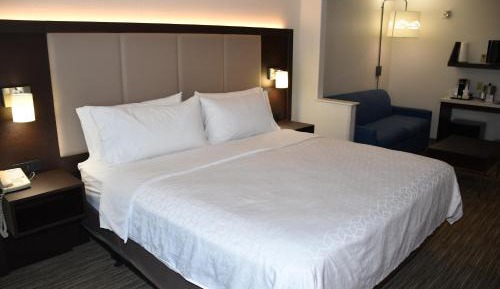 King Suite with Hearing Accessible Tub - Non-Smoking