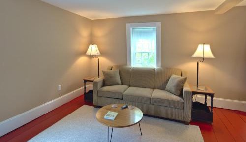 Deluxe Queen Suite