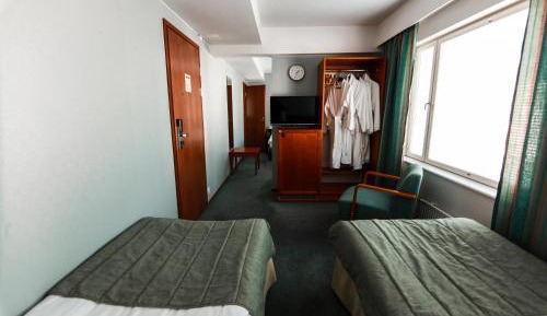 Family Room (2 Adults + 2 Children)
