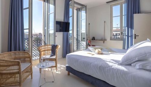 Sun Deck Room - Access to Rooftop and Basin included